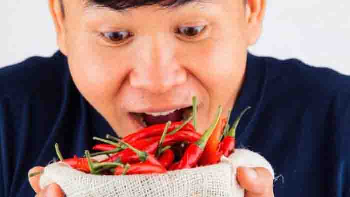 Makan Pedas Bikin Hidung Berair? Simak Penjelasan Ahli!