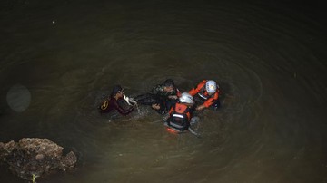 Tim SAR Mencari Balita yang Dilaporkan Tenggelam di Laut Mamuju Sulawesi Barat